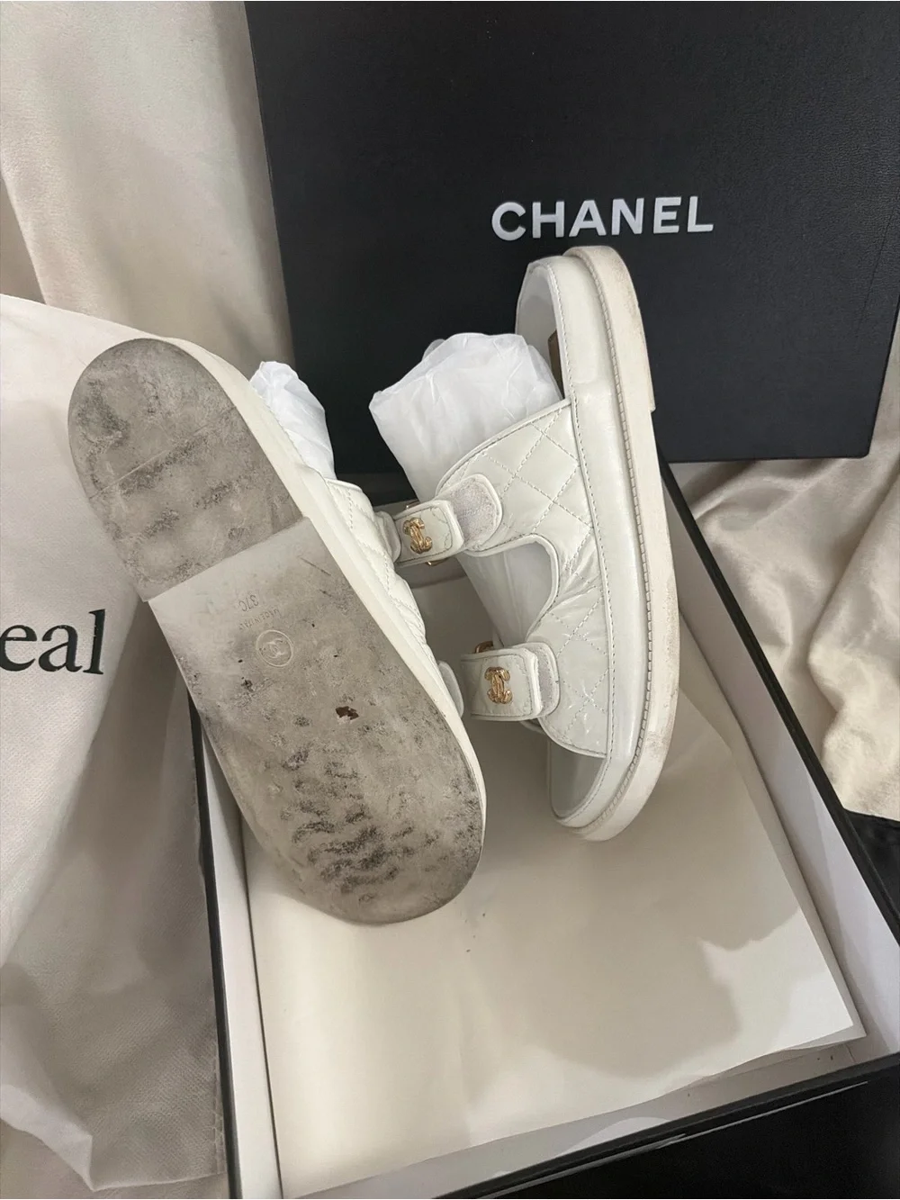 $2,000 CHANEL White leather Sandals 7